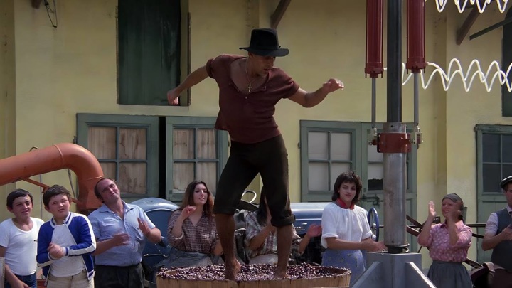 Почему виноград давят ногами при изготовлении вина? Если так не делать, получится вкусное вино?