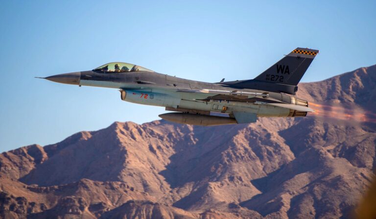 Истребитель F-16 Fighting Falcon