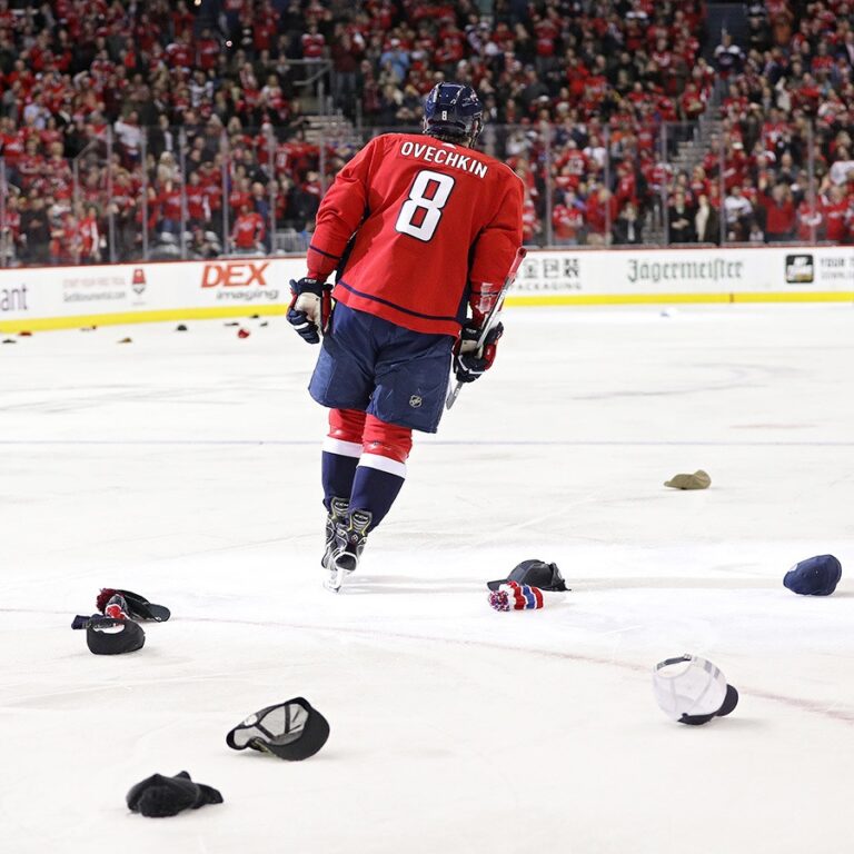 Откуда, где и когда появилась традиция кидать бейсболки на лед при хет-трике игрока в НХЛ?