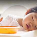 Девочка спит после перекуса