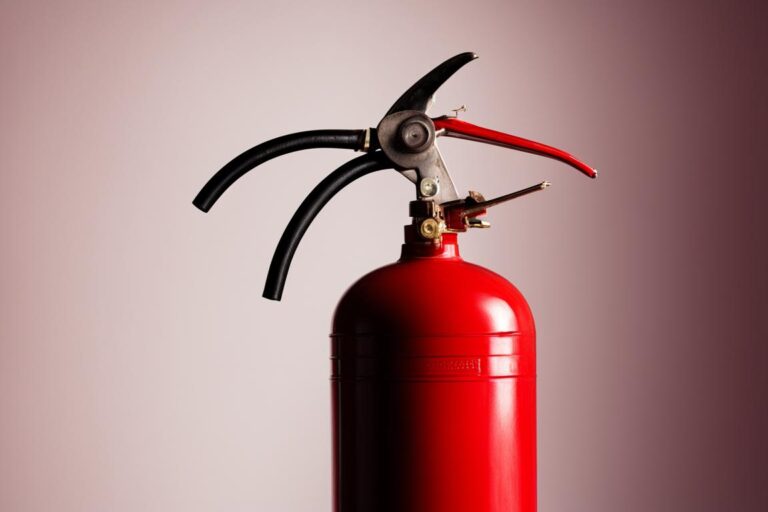 Как вещество в огнетушителе останавливает огонь?